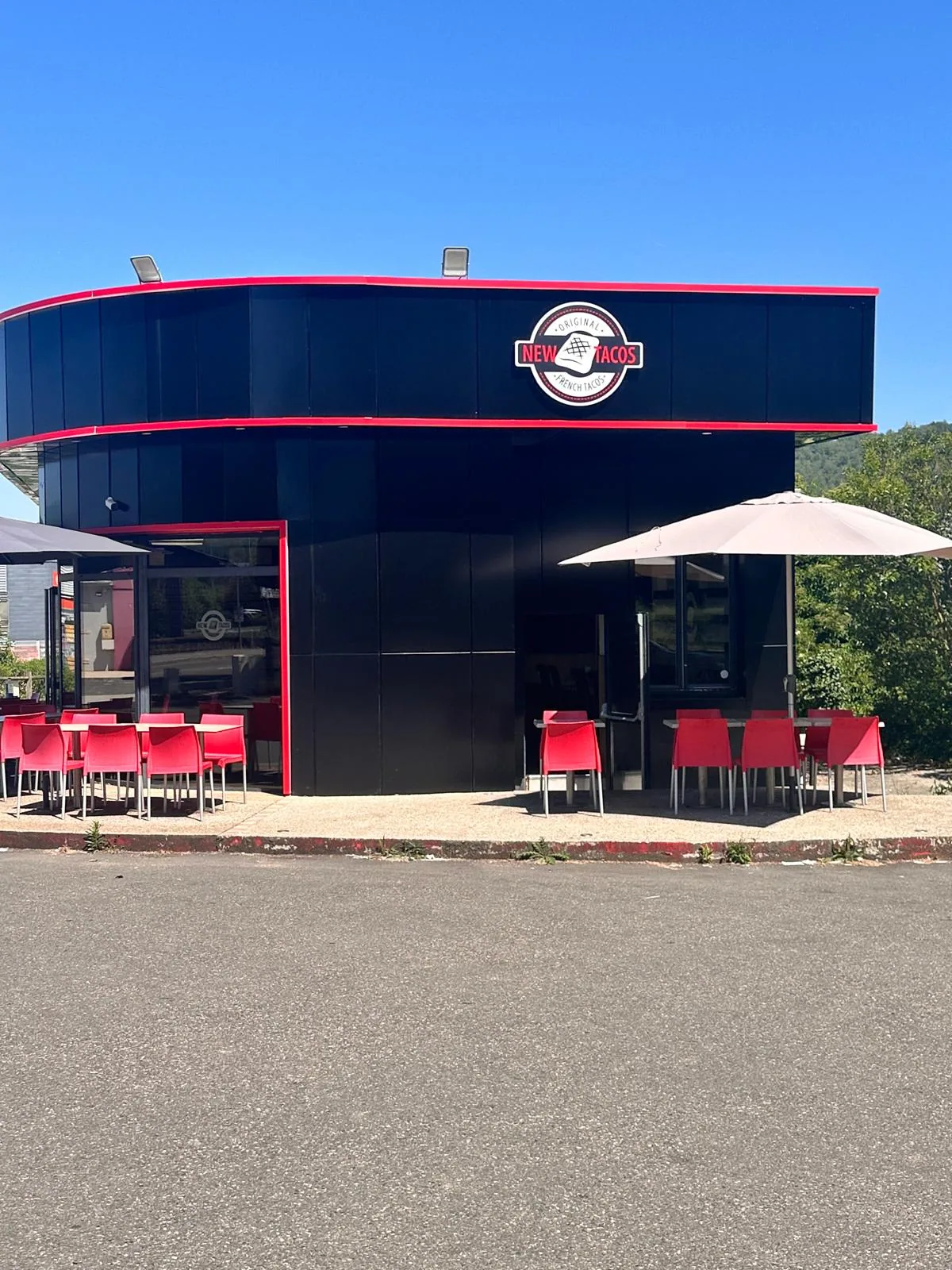 New Tacos Cahors — 50 Avenue Pierre Bourrières, devanture du restaurant avec terrasse